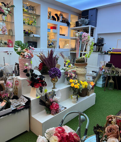 بائعة الورد - Yanbu - +966 56 000 6842