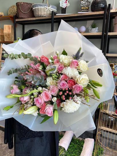 نقطة الورود point flowers - Saudi Arabia|5605 طريق الملك عبدالعزيز، المنهل، أبها 62521 8651،