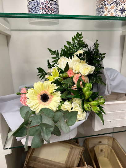 Exotic flowers - Saudi Arabia|Jeddah 23513|Ash Shati|H4XC+M92، طريق الملك عبد العزيز، حي،،